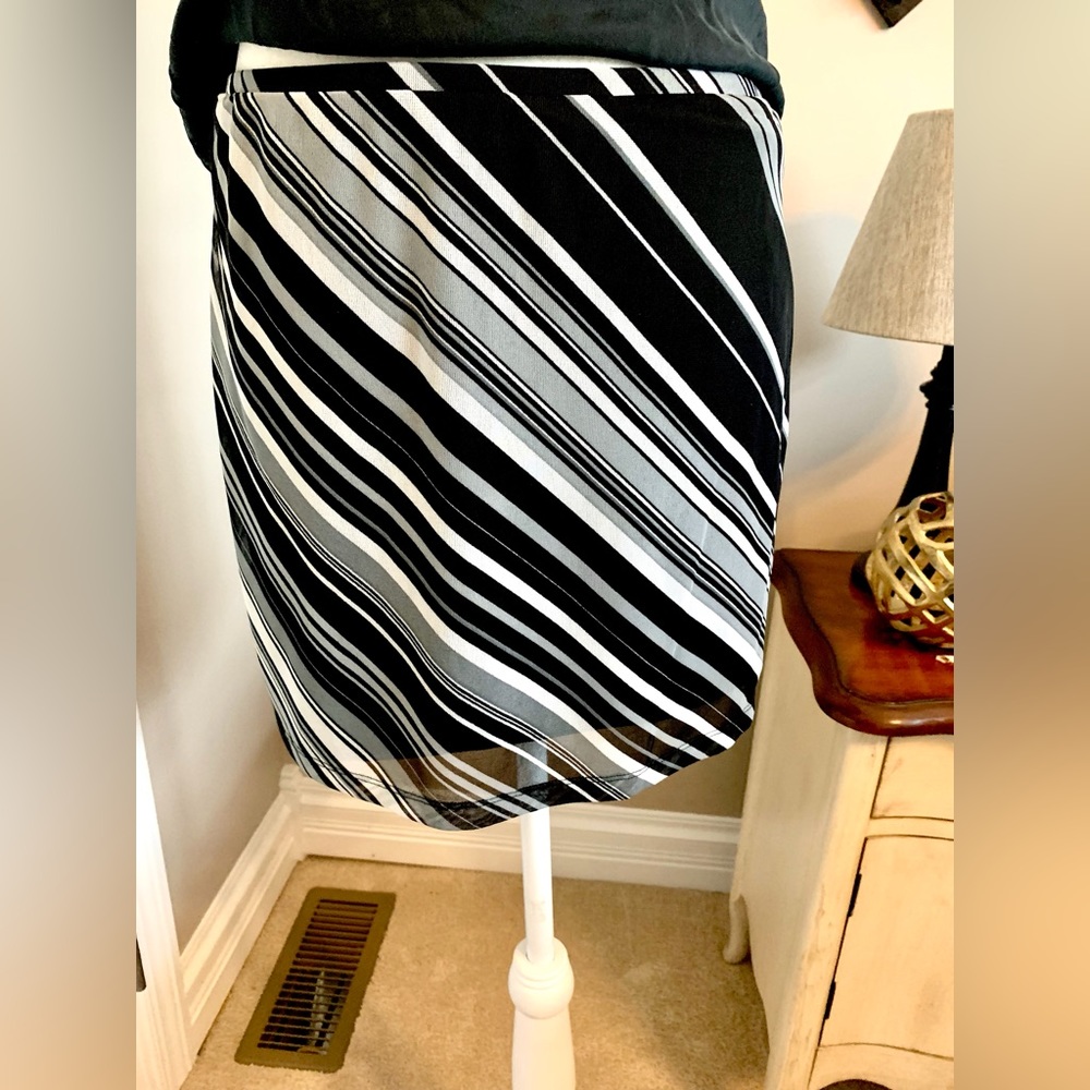 Express black/white mini skirt